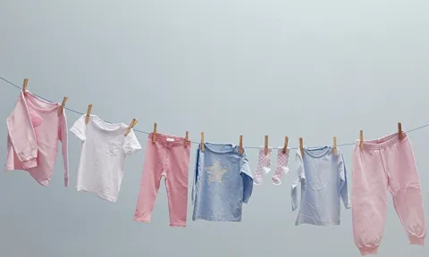 Sai lầm nhiều cha mẹ mắc phải khi mặc quần áo mới cho trẻ sơ sinh