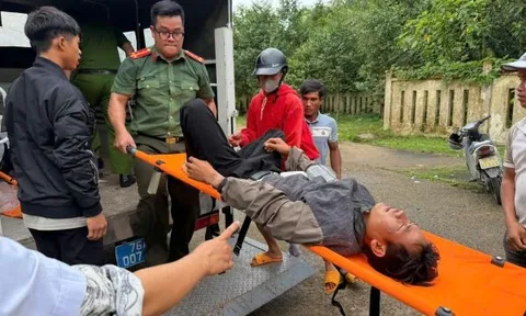 Bị sét đánh gục khi đang khi thác keo, 2 người thoát nguy nhờ cuộc ứng cứu xuyên rừng