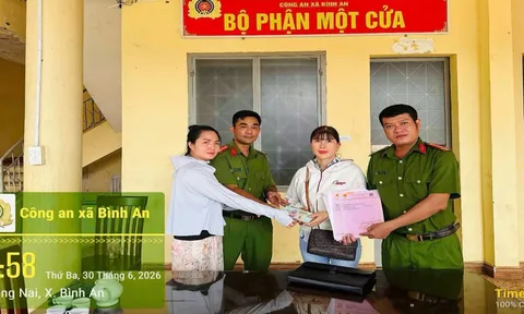 Nhặt được chiếc cặp đen bên đường, người phụ nữ lập tức báo công an