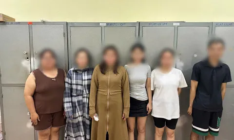 Công an ập vào nhà dân, phát hiện 5 phụ nữ và 1 người đàn ông đang "làm chuyện mờ ám", vật chứng được tìm thấy dưới gầm giường