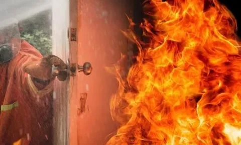 Người cha xông vào biển lửa cứu con rồi chết lặng trước cảnh tượng trong phòng ngủ