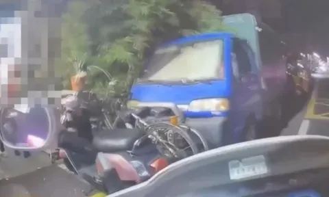 Clip: Say rượu rồi dùng chân lái xe máy, người đàn ông nhận cái kết bất ngờ