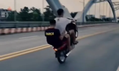 Bốc đầu xe máy trên cầu, thanh niên 18 tuổi bị chuyển hồ sơ sang cơ quan điều tra