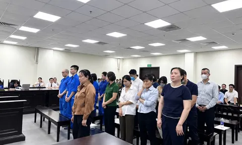 Xét xử nhóm cựu cán bộ Sở Y tế Hà Nội "chạy" giấy phép cho 686 phòng khám, hiệu thuốc
