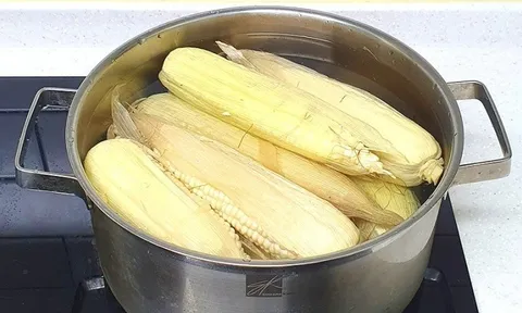 Mẹo luộc ngô dẻo thơm bằng gia vị quen thuộc này