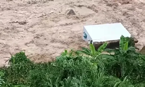 Lũ cuồn cuộn cuốn sập ngôi nhà 2 tầng ở Lai Châu
