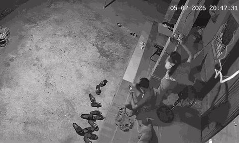 Camera ghi lại giây phút người phụ nữ suýt trả giá đắt khi "trổ tài" sửa điện