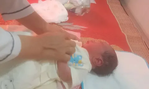 Tiếng khóc lạ bên đường dẫn đến cuộc "giải cứu" bé sơ sinh bị bỏ rơi trong túi nylon đỏ của nhóm học sinh ở Đắk Lắk