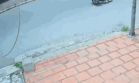 Camera ghi cảnh cô gái bị kéo lê trên đường vì một sai lầm nhiều người vẫn mắc khi đi xe máy
