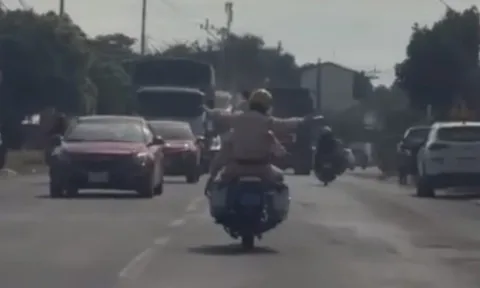 Người đàn ông rơi từ mái nhà nguy kịch và cuộc chạy đua "sinh tử" trên quốc lộ