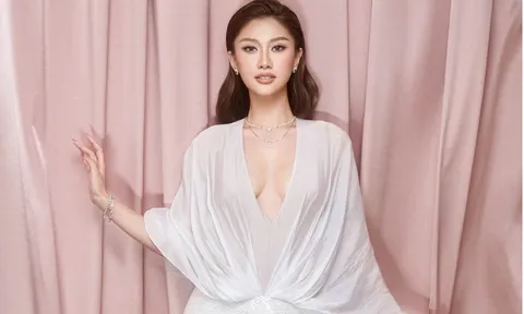 Hoa hậu Phương Linh táo bạo khoe "đôi gò bồng", mạng xã hội không ngừng xuýt xoa