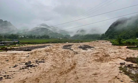 Mưa lớn trút xuống Sơn La, đường ngập như sông, nhiều nơi sạt lở