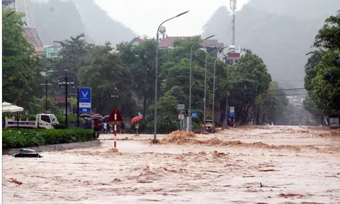 Nước lũ chảy như thác, nhiều tuyến đường ở Sơn La ngập sâu hơn 1 mét