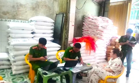 Bí mật bên trong kho hàng chứa 70 tấn đường khiến nhiều người bất ngờ
