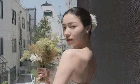 Hình ảnh cựu thành viên T-ara thử trang phục truyền thống cùng gia đình chồng