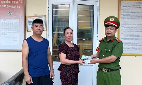 Nhặt được túi xách giữa chợ, người phụ nữ lập tức báo công an