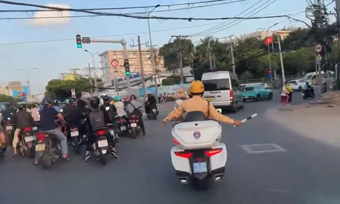 Vượt dòng xe giờ tan tầm, CSGT mở đường đưa "món quà sự sống" xuyên phố cứu bệnh nhân suy tim