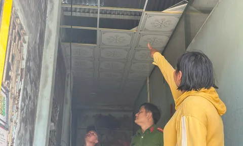 Lốc xoáy tốc mái nhà dân, công an và quân sự khẩn trương hỗ trợ