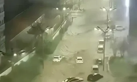 Ô tô trôi như “xe đồ chơi” giữa dòng lũ sau bão Bavi ở Trung Quốc
