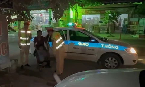 Bé trai đi bộ trên cao tốc giữa đêm hơn 26km, CSGT lần theo một chi tiết trên áo để tìm người thân