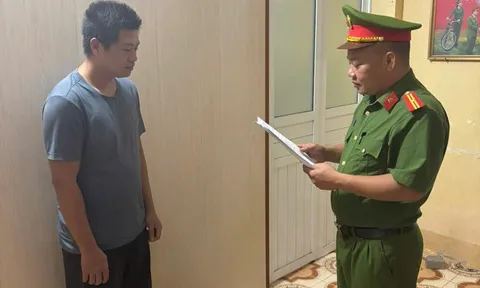 Khởi tố người đàn ông cởi trần xông vào trụ sở UBND xã chửi bới, đập phá tài sản