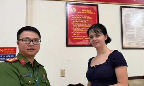 Không nhớ nơi đánh rơi ví, nữ du khách Đức được công an hỗ trợ tìm lại