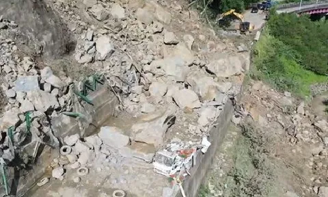 Clip: Hàng nghìn tấn đá lao xuống đường, cảnh tượng khiến người xem thót tim