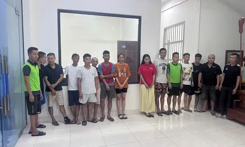 Nửa đêm đột kích nhà nghỉ, công an lật tẩy dấu hiệu bất thường của 13 thanh niên nam nữ