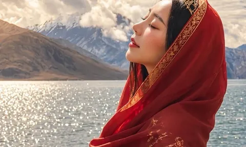 Quỳnh Kool diện váy đỏ nổi bật giữa núi rừng, dung nhan đẹp như một "nàng thơ"