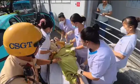 Xúc động clip người dân nhường đường xe chở sản phụ, hành trình mở đường của CSGT bất ngờ đổi hướng vì em bé chào đời trên taxi