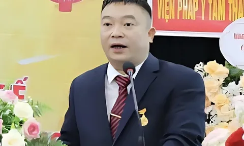 Vợ cựu viện trưởng "dựa bóng" chồng nhận tiền hối lộ và lời nhắn "thiếu 4 tờ"