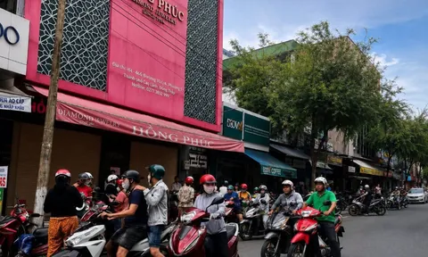 Tiệm vàng Hồng Phúc tạm dừng hoạt động, công an có mặt điều tiết giao thông trước cửa