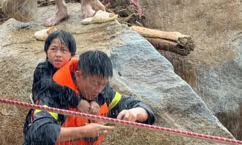 Công an Lai Châu đu dây giải cứu 10 người khỏi dòng lũ dữ