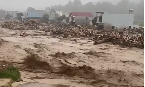 Quốc lộ 32 tê liệt vì lũ quét, Lai Châu căng mình ứng phó thiên tai