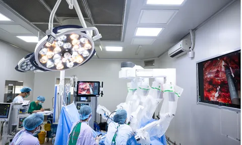 Y học Việt Nam giờ hiện đại đến mức nào? Bác sĩ ngồi cách bệnh nhân hơn 1 mét vẫn mổ cắt khối u ung thư thành công