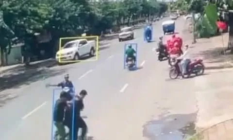 Người đàn ông không mặc quần áo xuất hiện giữa Quốc lộ 56, sự thật phía sau khiến nhiều người thương cảm