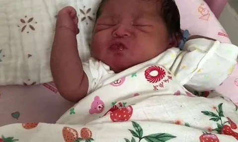Mẹ buồn lòng vì con sinh ra kém xinh, 3 năm sau bé "lột xác" ngỡ ngàng, mắt to, da trắng xinh như hoa