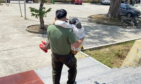 Hành động ấm áp của cán bộ công an với người dân đi lại khó khăn