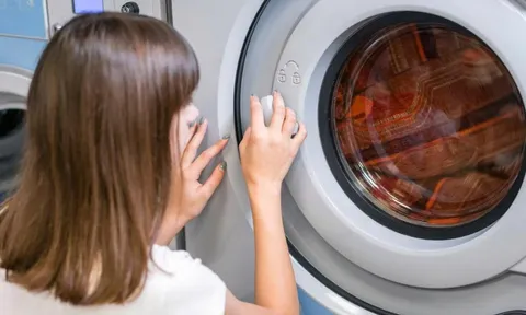 Nên mở hay đóng cửa máy giặt khi không sử dụng?