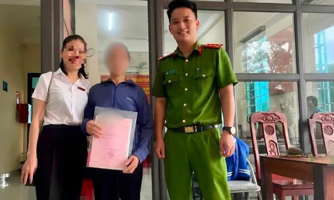 Người phụ nữ 51 tuổi mang sổ đỏ đi vay 100 triệu đồng để nhận “món quà 800.000 USD”
