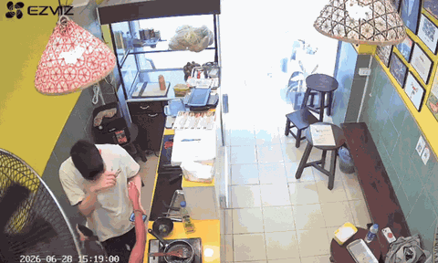 Nam nhân viên tiệm bánh mì bật khóc khi được người phụ nữ xa lạ "dúi" cho một thứ, sự thật phía sau khiến triệu người xúc động