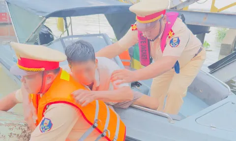 Kịp thời cứu người đàn ông 61 tuổi nhảy cầu Mỹ Thuận tự tử