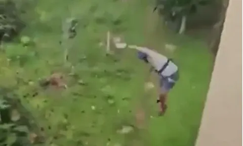Khóa an toàn bất ngờ bung giữa không trung, du khách rơi từ độ cao 12 m khi chơi zipline