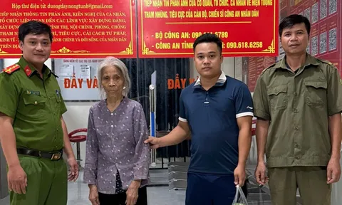 Không nhớ đường về, cụ bà được công an đưa trở lại vòng tay gia đình