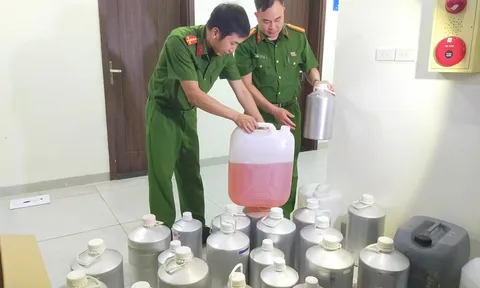 Triệt xóa đường dây sản xuất nước hoa giả các thương hiệu nổi tiếng, bán qua Shopee