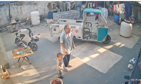 Hơn 19 triệu lượt xem khoảnh khắc chữa lành "đẹp hơn bất kỳ bộ phim điện ảnh nào" của cậu bé hơn 1 tuổi với người ông khiếm thị