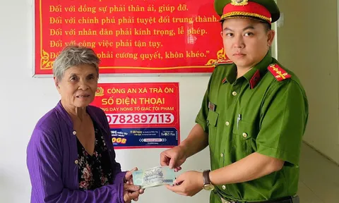 Thấy nhiều tờ tiền vương vãi trên đường, cụ bà 74 ở Vĩnh Long có hành động khiến nhiều người xúc động