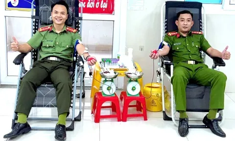 Khoảnh khắc xúc động tại bệnh viện: Hai cán bộ công an hiến máu cứu bệnh nhi vượt cửa tử