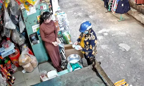 Đến trả 500.000 đồng nợ cũ từ nhiều năm, người phụ nữ chết lặng trước câu nói của con gái chủ tiệm
