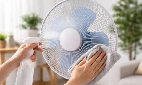 Cách vệ sinh quạt điện không cần dùng nước  hay tháo khung: Chỉ  5 phút sạch bong